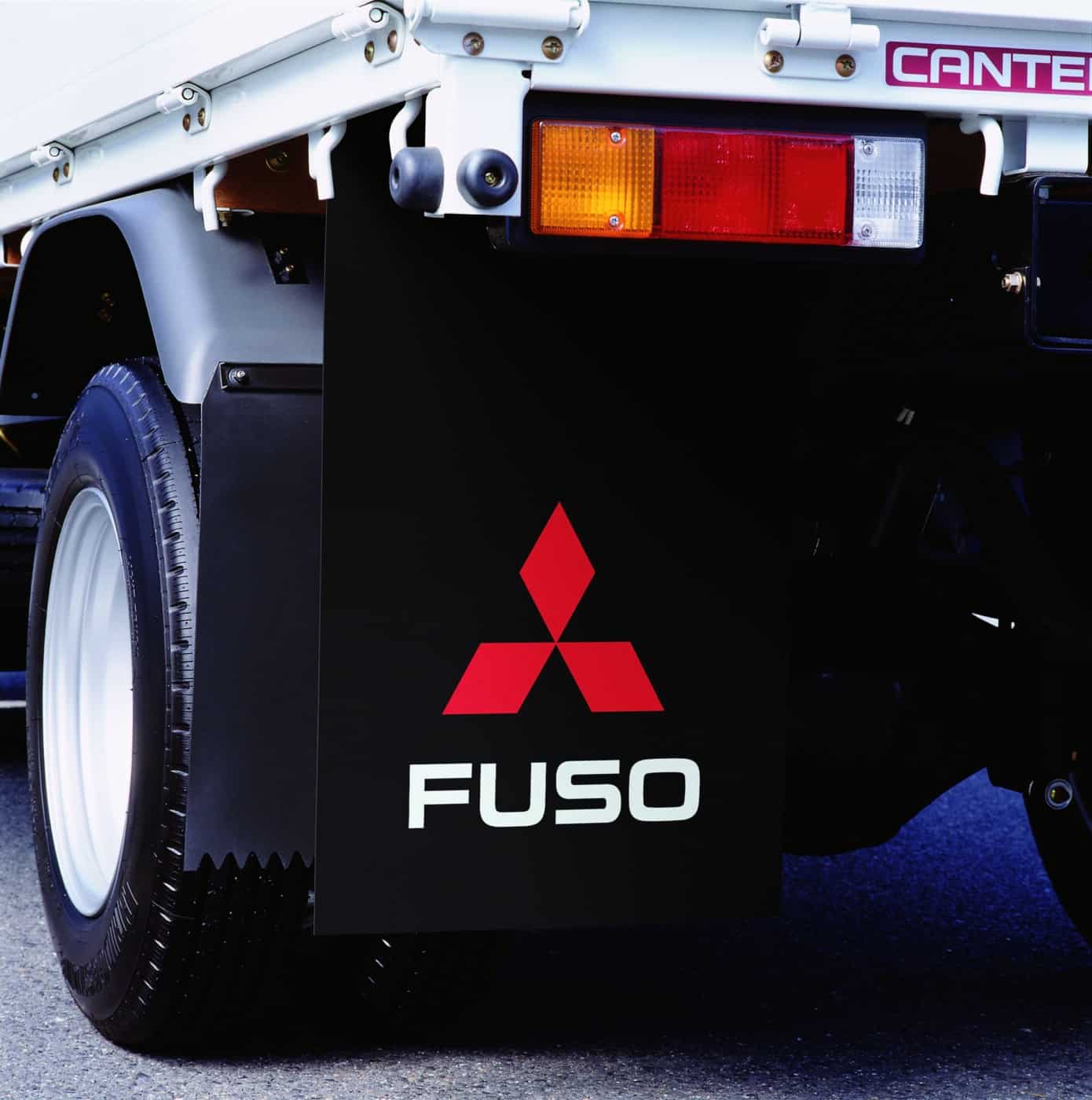 Zavesice proti umazaniji FUSO ščitijo vozilo, potnike, druga vozila in pešce proti blatu in drugimi izvrženim delcem, ki jih v zrak izvržejo vrteče se pnevmatike.