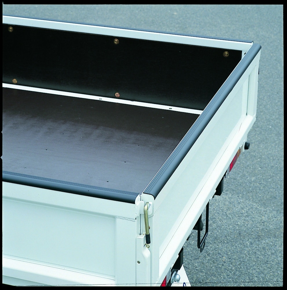 The FUSO Tailgate Protector adds durablity to your tailgate and will help to prevent scratches, dings and rust. The part consists out of 6 pcs, 40mm x 1900mm.