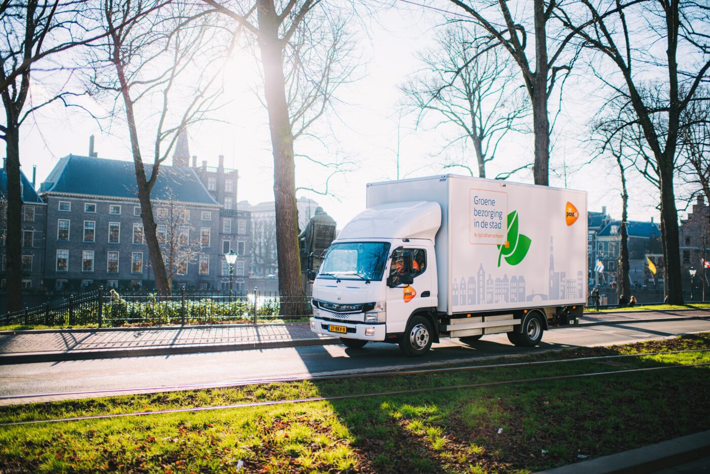 PostNL uresničuje idealno različico notranje distribucije s popolnoma električnim vozilom eCanter FUSO - krajevno brez emisij in tekočin.