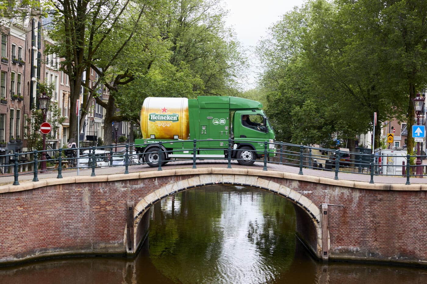 Popolnoma električni tovornjak eCanter FUSO s posebno karoserijo cisterne dostavlja pivo Heineken v Amsterdamu brez emisij in zelo tiho.