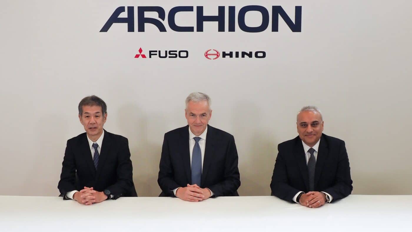 FUSO je del na novo ustanovljene skupine ARCHION Group. Od aprila 2026 združuje samostojni znamki Mitsubishi FUSO in Hino Motors pod eno streho, da bi v prihodnosti še bolje izkoristila vire in znanje.