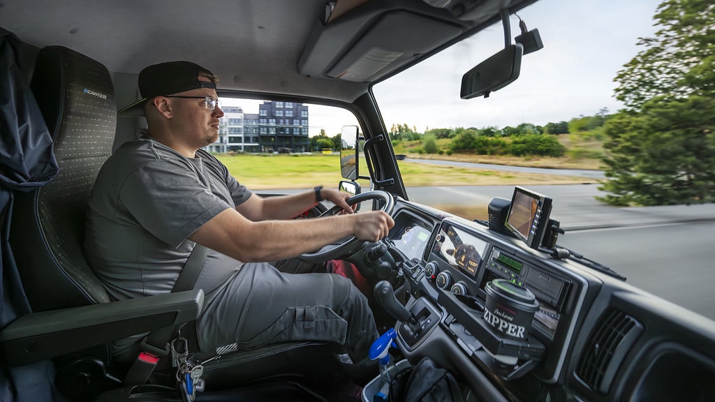 PARTIAL LOAD - BAKERY ZIPPER AND GATENBRÖCKER DELIVER GOODS WITH NINE eCANTERS